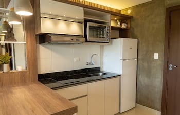 La Bella Cucina tuvo a cargo el acondicionamiento de una de las principales áreas de los departamentos, que es la cocina.