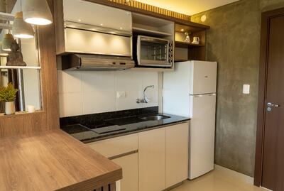 La Bella Cucina tuvo a cargo el acondicionamiento de una de las principales áreas de los departamentos, que es la cocina.