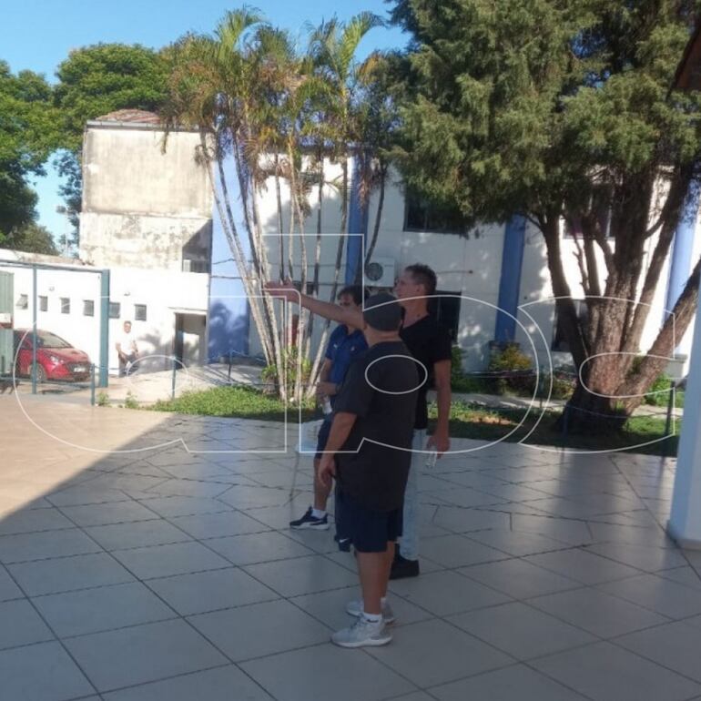 A la mañana, Sava junto a Diego Gavilán y el scouting brasileño Rafael Vieira observando el partido de la categoría Reserva.
