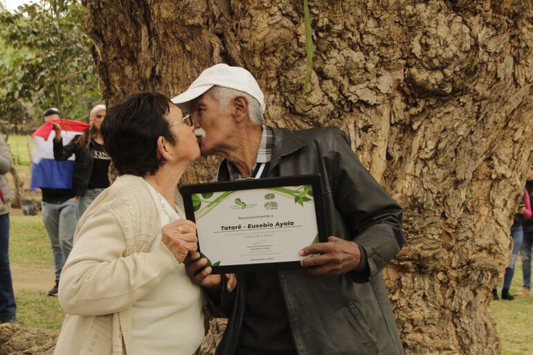 Don Teófilo Martínez y su esposa, Visitación Díaz, frente al hermoso Tatare que conservan como legado para su familia.