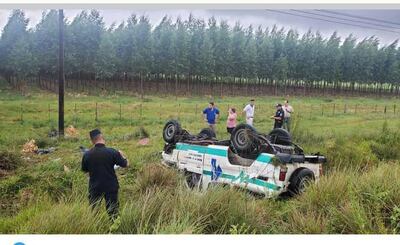 La ambulancia de Yuty volcada al costado de la ruta PY08 en la zona del Cruce Cara Cara-i, distrito de Bertoni, departamento de Caazapá. Una beba que era derivada al hospital de Caazapá falleció en el accidente.