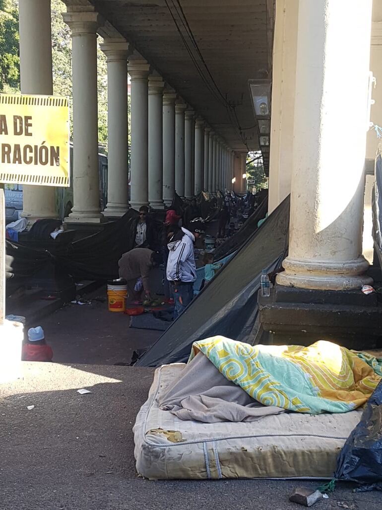 Entre los adultos hay 100 niños y adolescentes