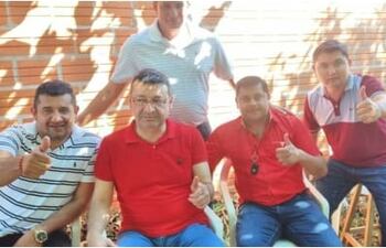 Fredy Godoy (de remera a rayas), a lado de D'Ecclesiis, del concejal Epifanio Mereles y el funcionario de Salud Ariel Torres, todos sentados..