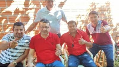 Fredy Godoy (de remera a rayas), a lado de D'Ecclesiis, del concejal Epifanio Mereles y el funcionario de Salud Ariel Torres, todos sentados..