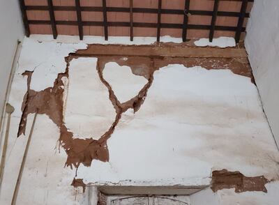 Las paredes del histórico templo presentan enormes  grietas.