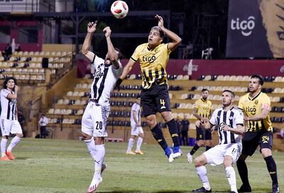 Pocas veces le ganan en el duelo aéreo a Antonio Bareiro (20), pero en esta lo logró el lateral aurinegro Miguel Benítez (4).