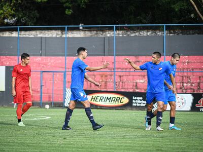 Festejo de los goleadores del primer encuentro, Gustavo Caballero y Jordan Santacruz.