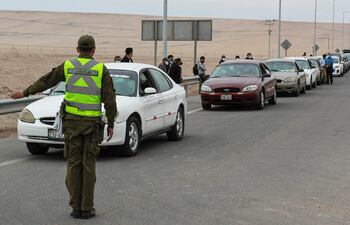 Filas de vehículos aguardan el paso Chacalluta, Chile, en la frontera entre Chile y Perú. Chile reabrió sus fronteras terrestres luego de un año de cierre.