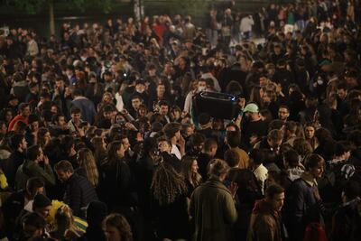 La gente se reúne para celebrar la primera noche sin toque de queda, en la Place Flagey de Bruselas, Bélgica, el 8 de mayo de 2021.