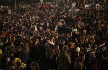 La gente se reúne para celebrar la primera noche sin toque de queda, en la Place Flagey de Bruselas, Bélgica, el 8 de mayo de 2021.