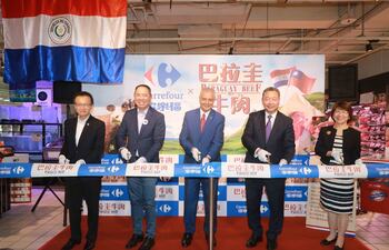 En el centro, el embajador paraguayo, Marcial Bobadilla Guillén, con Alexander Yui, y Y.C. Tsai; Laurence Wang, entre otros.