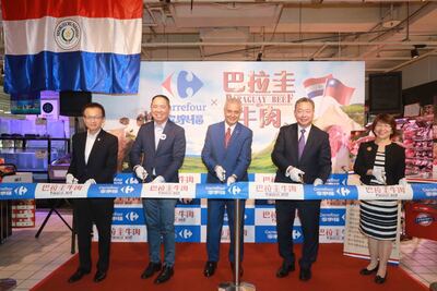 En el centro, el embajador paraguayo, Marcial Bobadilla Guillén, con Alexander Yui, y Y.C. Tsai; Laurence Wang, entre otros.