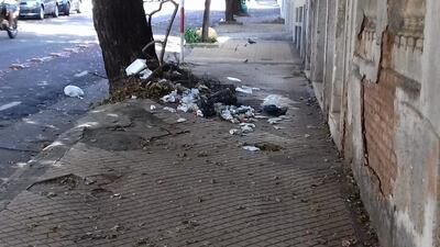 En la vereda de una casa deshabitada en Iturbe casi Rca. de Colombia el basural es permanente, en un paso muy transitado por peatones y ciclistas.