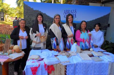 Las artesanas de Yataity y funcionarios de la Senatur y IPA, durante la habilitación de la feria de ao po'i.