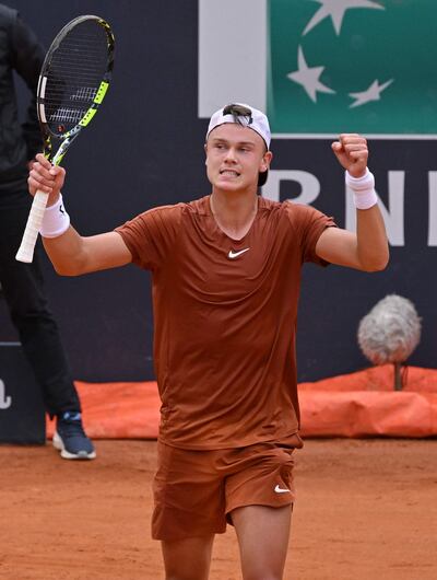 El danés Holger Rune, con 20 años y número 7 del mundo, eliminó ayer al serbio Novak Djokovic del Masters de Roma.