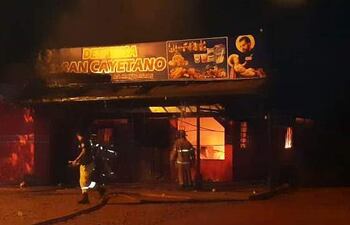 La despensa San Cayetano quedó completamente destruida a causa del incendio.