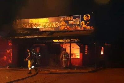 La despensa San Cayetano quedó completamente destruida a causa del incendio.