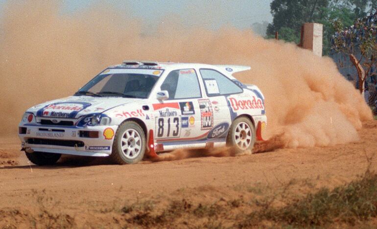 Derrapando el Ford Escort RS Cosworth de Martín María Masi y Hans Thiede en las pruebas de clasifiación del TCR.