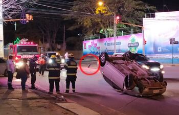 En círculo rojo se observa el remanente de lo que era un antiguo semáfoto, que al ser impactado, colaboró en el vuelco del vehículo.
