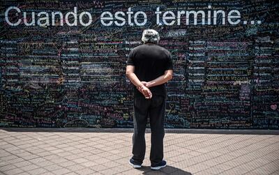 Un hombre observa una pizarra gigante instalada en Lima, Perú, donde la gente escribe qué quieren hacer cuando termine la pandemia de covid-19.
