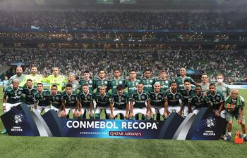 Integrantes de Palmeiras posan en la final de la Recopa Sudamericana en el estadio Allianz Parque en Sao Paulo (Brasil).