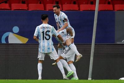 Lautaro Martínez (abajo) de Argentina celebra con sus compañeros Lionel Messi y Nicolás González (i) tras anotar contra Colombia, durante un partido por las semifinales de la Copa América en el estadio Mané Garrincha de Brasilia (Brasil).