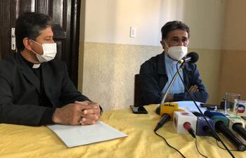 Monseñor Miguel Ángel Cabello Almada, obispo de Concepción y Amambay, y el presbítero Pablo Cáceres.