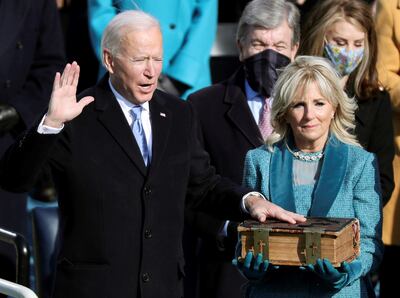 Fotografía de archivo fechada el 20 de enero de 2021 que muestra al presidente electo de EE. UU., Joe Biden (i), junto a la Dra. Jill Biden (c) mientras el presidente del Tribunal Supremo, John Roberts, de la Corte Suprema, le presta juramento al cargo durante la ceremonia inaugural de su mandato, en Washington (Estados Unidos). Un año después de llegar al poder, el presidente estadounidense Joe Biden ha entrado en una fase decisiva en su mandato, con una cuenta atrás para impulsar sus prioridades antes de las elecciones legislativas de noviembre, que traen malos augurios para su partido.