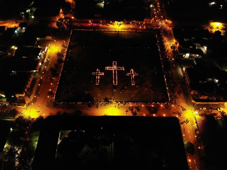Las tres cruces estaban iluminadas con candiles y fueron instaladas en la cancha de fútbol de la Cuarta División de Infantería. Foto: Gentileza.