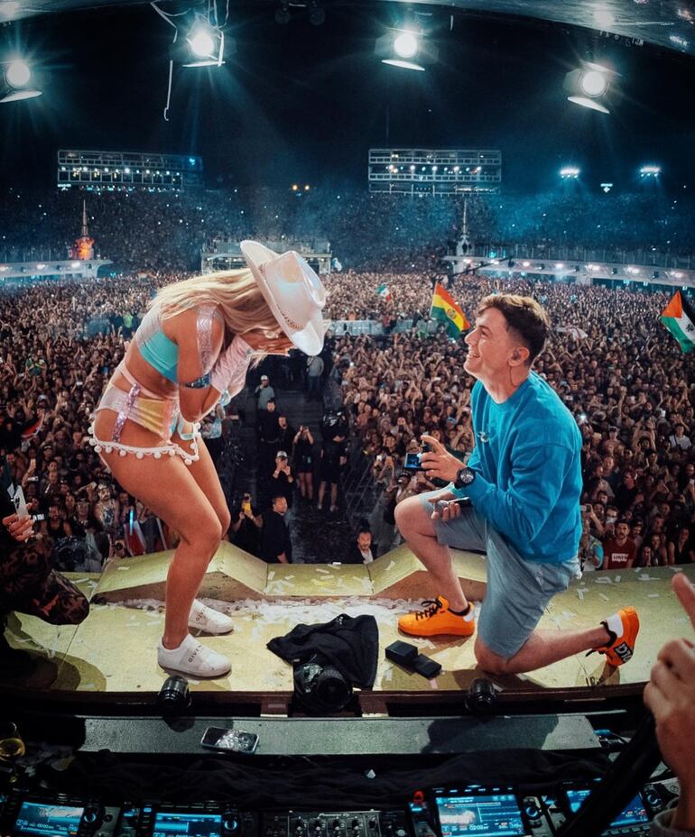 Lele Pons recibiendo emocionada la propuesta de matrimonio que le hizo Guaynaa, en el escenario de Tomorrowland.