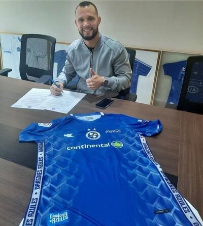 Rodrigo Alborno Ortega (28 años), firmó ayer el contrato con Sol de América.