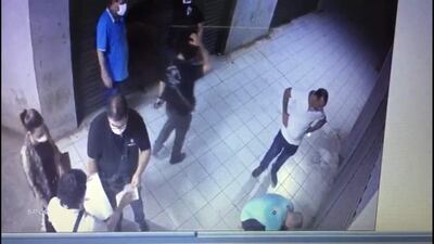 La fiscala Nilsa Torales (izq.) junto con su comitiva en el Shopping Lion ayer durante los operativos. (Captura de video).