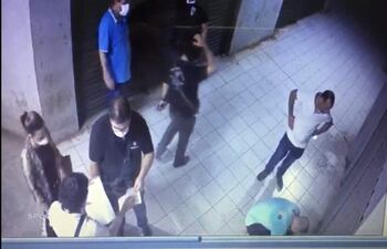 La fiscala Nilsa Torales (izq.) junto con su comitiva en el Shopping Lion ayer durante los operativos. (Captura de video).