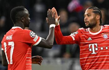 El senegalés Sadio Mané (i) y el alemán Serge Gnabry celebran uno de los goles del Bayern Munich.