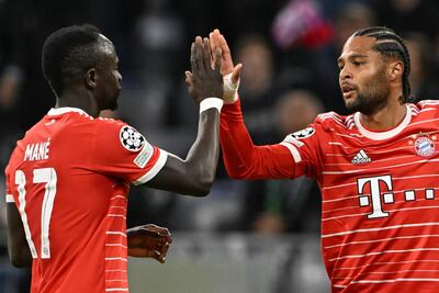El senegalés Sadio Mané (i) y el alemán Serge Gnabry celebran uno de los goles del Bayern Munich.
