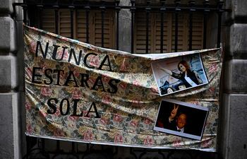 Un cartel en apoyo a la vicepresidenta argentina Cristina Fernández de Kirchner, en una ventana de Buenos Aires.