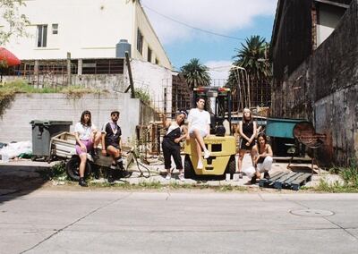 Varios integrantes del colectivo Soona, que reúne a cantantes de hip hop en Montevideo.