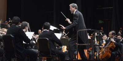 El maestro estadounidense Leon Burke III dirigiendo a la OSCA en un concierto.