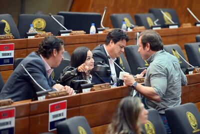 Diputados de diferentes bancadas dialogan durante la sesión extraordinaria de la fecha.