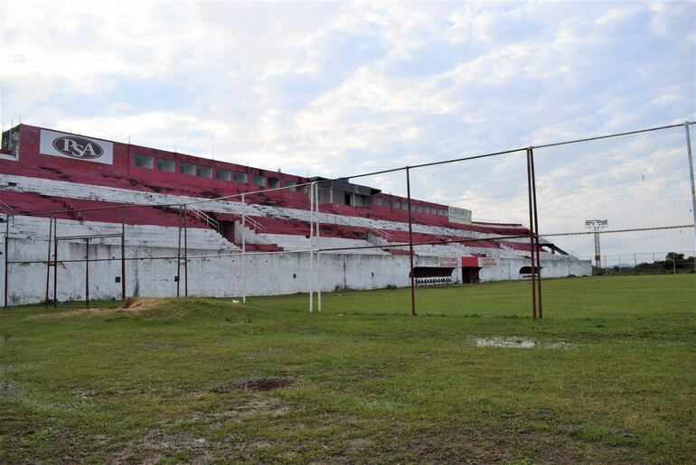 Una capa de pintura es utilizada para tratar de disimular la situación de la estructura en Carapeguá.