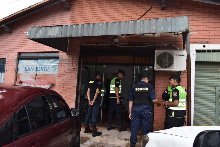 Fachada de la clínica clausurada en la localidad de San Antonio por no tener la habilitación correspondiente del Ministerio de Salud.