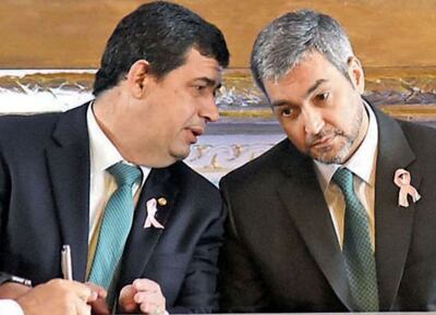 El vicepresidente Hugo Velázquez (izq.) dialoga con el jefe de Estado, Mario Abdo, en Palacio de López. Foto de archivo