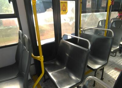 La línea 48, de la empresa San Isidro, cambió su sector de rampas para pasajeros por más asientos, de acuerdo a la denuncia hecha por usuarios.