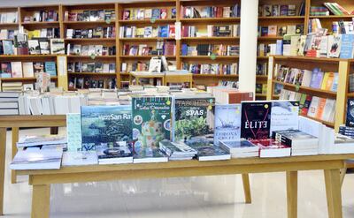 Diversos títulos ofrece la “mesa solidaria” instalada en la sede central.