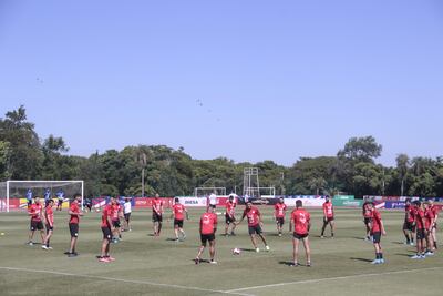 Integrantes del plantel albirrojo durante el peloteo de ayer previo al último entrenamiento, a la mañana, antes del viaje a Lima.