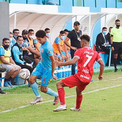 El lateral derecho de Resistencia, Alan Vargas se hace de la pelota ante Fernando Villalba (7).