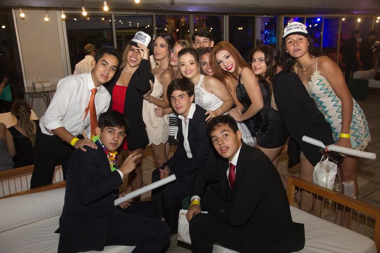 La quinceañera en compañía de sus compañeros del colegio santa Clara.