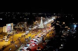 El encendido de luces del árbol de Navidad reunió a cientos de personas sobre la avenida Perú.