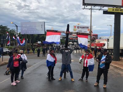 Los manifestantes realizan corte intermitente de la ruta PY02 en repudio a más préstamos.