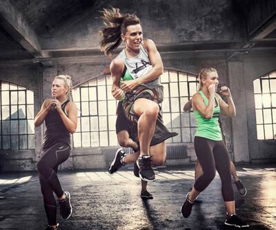 Los alumnos realizan golpes, puñetazos, patadas y kates, queman calorías y consiguen una mayor resistencia cardiovascular, está disponible en formatos de 55, 45 o 30 minutos.